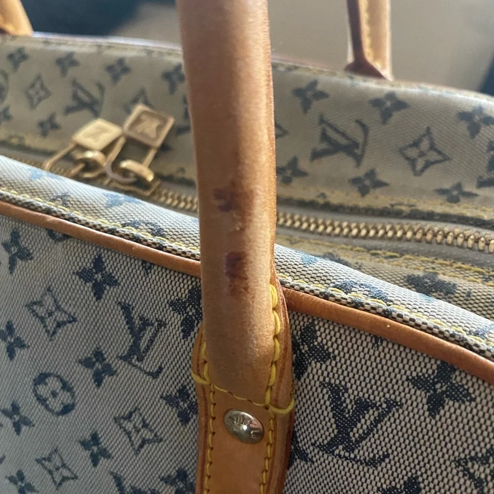 Authentic Louis Vuitton Marie in excellent condition. A condition